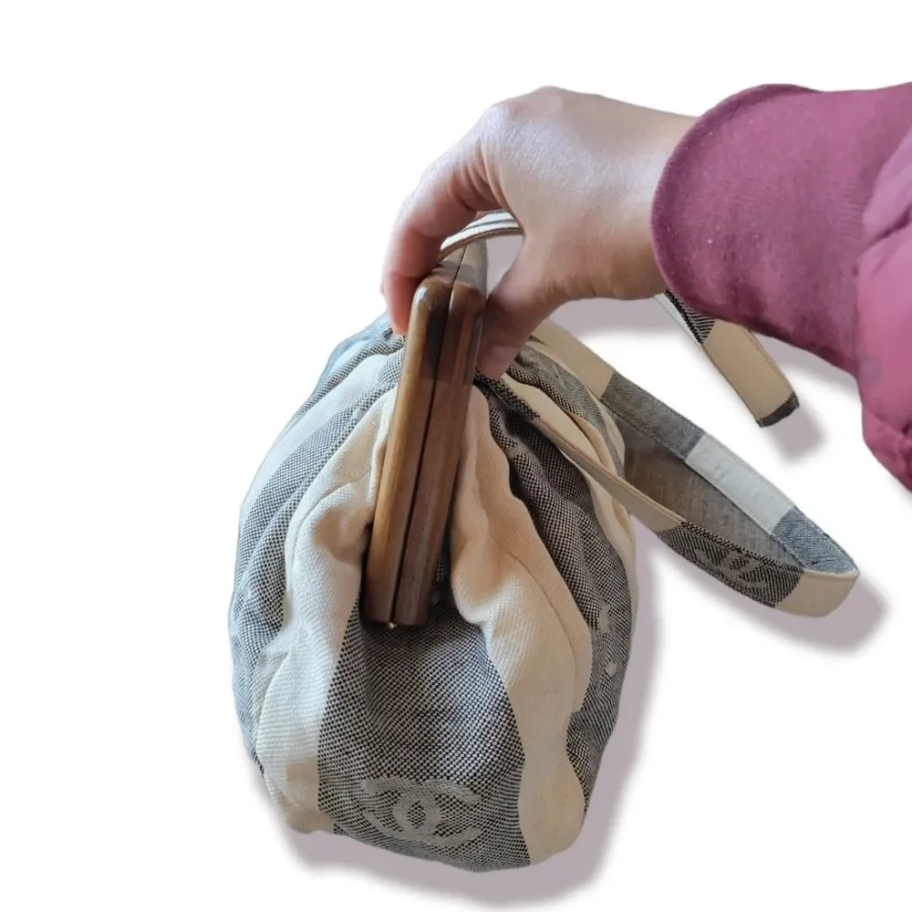 CHANEL Cream and Gray Striped Canvas Shoulder Bag with Wooden Frame - Picture 5 of 15